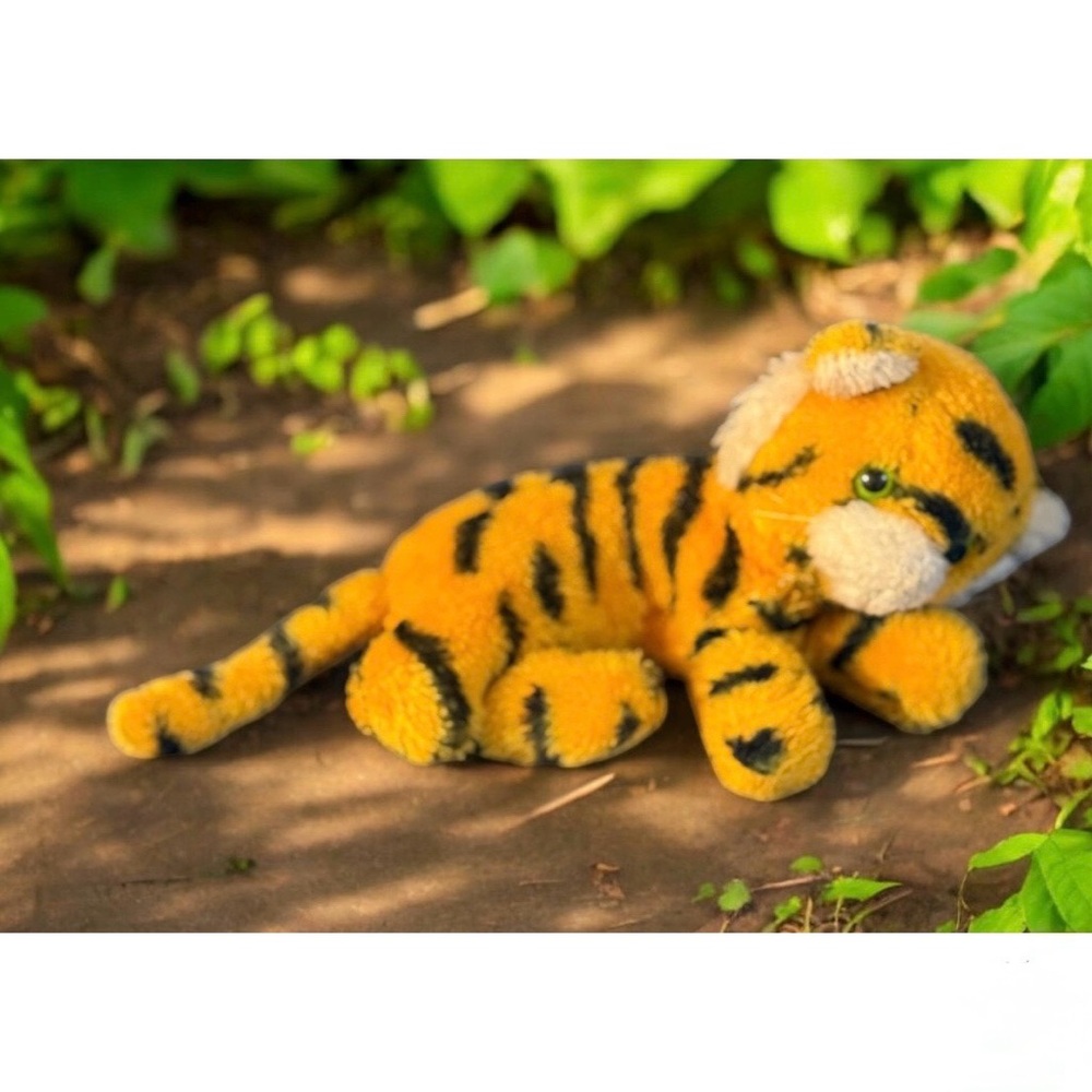 Vintage 1976 R. Dakin Laying Tiger Plush Beanbag Green Glass Eyes 11” Nut Shell